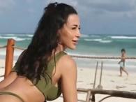 Ana Cheri trenuje na plaży